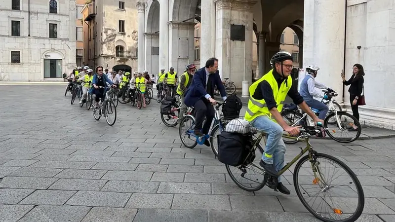La pedalata per i 35 anni della Fiab Brescia, in piazza Loggia - Foto © www.giornaledibrescia.it