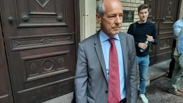 L'ambasciatore italiano a Budapest Manuel Jacoangeli assiste all'udienza di Ilaria Salis in tribunale a Budapest, 24 maggio 2024. È arrivata in tribunale in taxi assieme ai suoi genitori e per la prima volta non verrà portata in aula in manette e con le catene alle caviglie Ilaria Salis, la 39enne attivista italiana a processo a Budapest con l'accusa di aver aggredito dei militanti di estrema destra. Salis è entrata rapidamente tra giornalisti e il gruppo dei suoi amici, fra i quali anche Zerocalcare, che l'attendevano all'esterno del tribunale. Oggi è prevista la terza udienza del processo a suo carico. ANSA/ Enrico Martinelli
