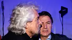 Beppe Grillo (S) con il presidente del Movimento 5 Stelle, Giuseppe Conte (D), durante l’evento IDIA, dentro l’intelligenza artificiale, organizzato dal Movimento 5 Stelle, Roma, 18 novembre 2023. ANSA/RICCARDO ANTIMIANI