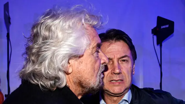 Beppe Grillo (S) con il presidente del Movimento 5 Stelle, Giuseppe Conte (D), durante l’evento IDIA, dentro l’intelligenza artificiale, organizzato dal Movimento 5 Stelle, Roma, 18 novembre 2023. ANSA/RICCARDO ANTIMIANI