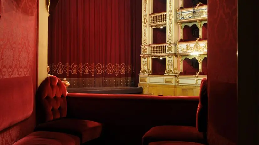 Un palchetto del teatro Grande - Foto New Reporter Favretto © www.giornaledibrescia.it