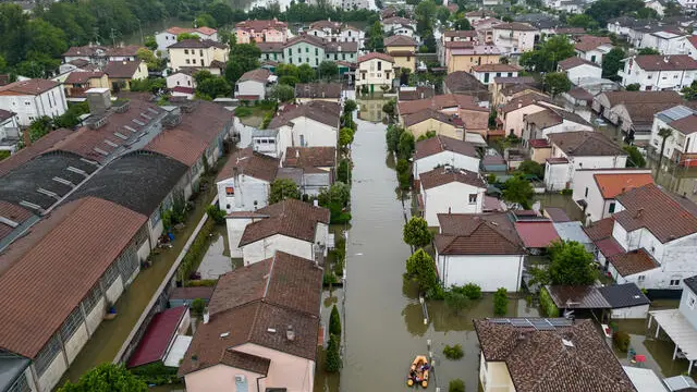 Le immagini aeree degli interventi dei Vigil del Fuoco su Lugo, dove le persone sono rimaste intrappolate in casa a causa di una violenta alluvione. 19 maggio 2023, LUGO, RAVENNA. ANSA/EMANUELE VALERI