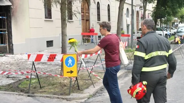 È di tre morti e tre feriti, secondo quanto riferiscono i vigili del fuoco di Milano, il bilancio di un incendio divampato ieri in una autofficina a Milano, in via Fra Galgario 8. Le vittime si trovavano all'interno di un appartamento al terzo piano dell'edificio in cui è sviluppato il rogo. La Procura di Milano aprirà un fascicolo per omicidio colposo plurimo, disastro colposo e incendio colposo, 15 giugno 2024 ANSA / Paolo Salmoirago