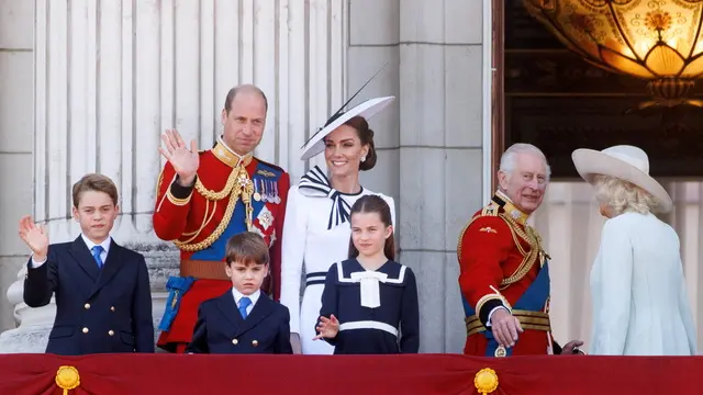 epa11412079 (L-R) Britain's Prince George, Prince Louis, William Prince of Wales, Princess Charlotte, Catherine Princess of Wales, King Charles III and Queen Camilla wave to the crowd on the balcony of Buckingham Palace following the annual Trooping the Colour parade in London, Britain, 15 June 2024. The King's birthday parade, traditionally known as Trooping the Colour, is a ceremonial military parade to celebrate the official birthday of the British sovereign. Britain's Catherine Princess of Wales made her first public appearance since she disclosed that she has been diagnosed with cancer in March 2024. EPA/TOLGA AKMEN