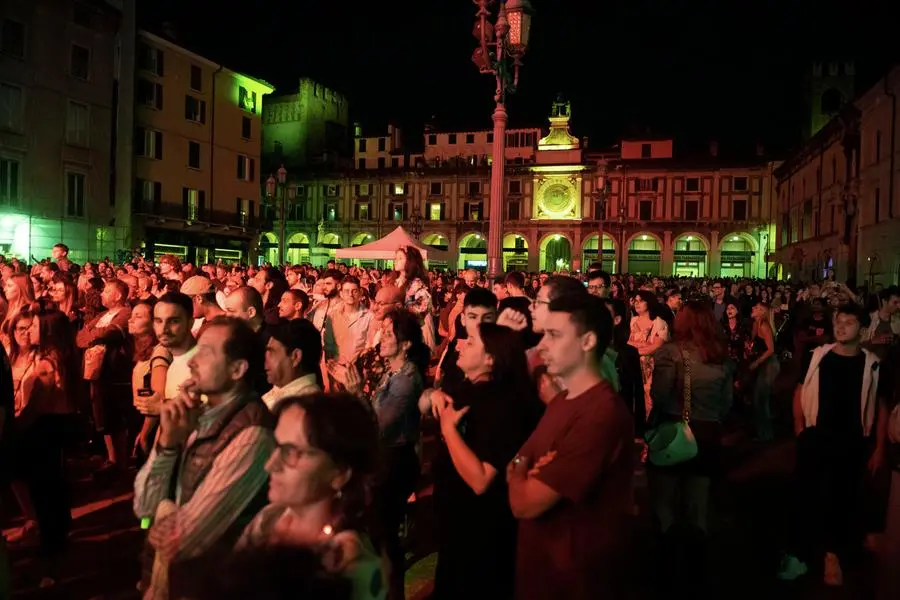 Mille Miglia The Night 2024, il concerto di Shade in piazza Loggia