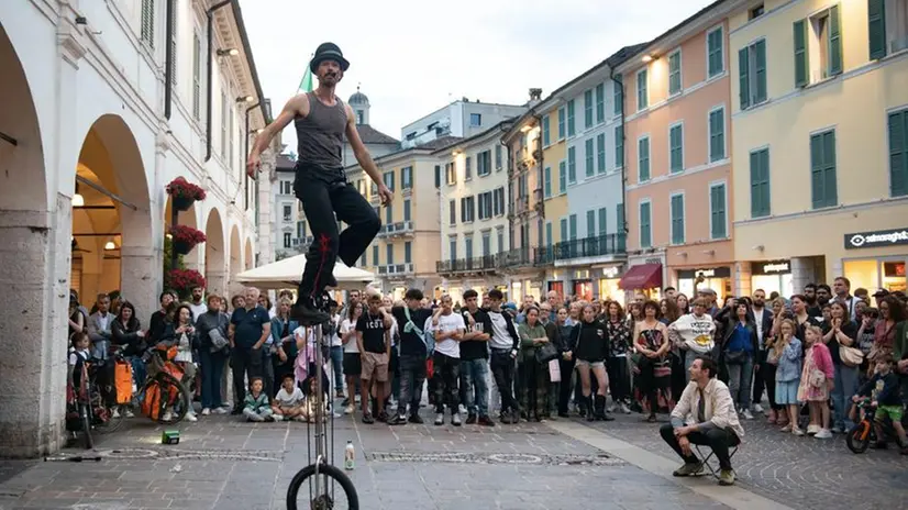 Mille Miglia The Night 2024, gli show in piazza Paolo VI e in corso Zanardelli