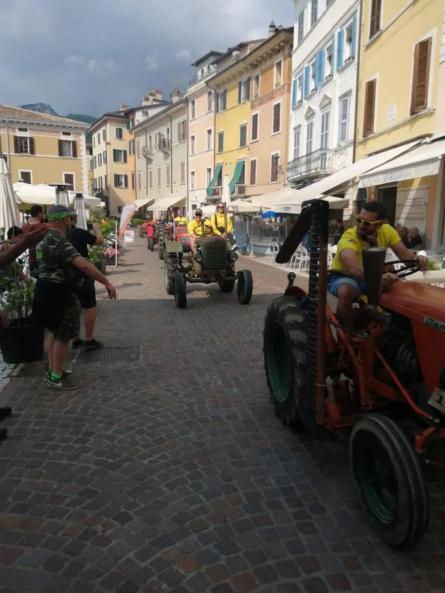 I trattori sfilano per Bogliaco