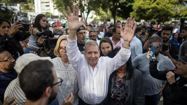 epa11408962 Presidential opposition candidate, Edmundo Gonzalez Urrutia (C), takes part in a political event with supporters, in Caracas, Venezuela, 13 June 2024. Gonzalez Urrutia stated that if he wins the presidential election on 28 July, he will work towards 'rescuing' Venezuela's public institutions, as well as implementing an economic policy that allows for 'decent wages' for citizens. EPA/Miguel Gutierrez