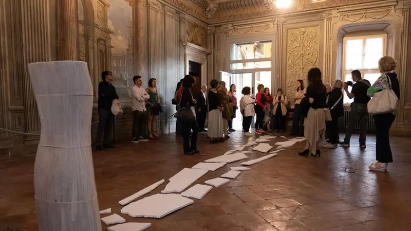 «Intrecci». Un momento dell’inaugurazione della mostra a Palazzo Averoldi -  New Reporter © www.giornaledibrescia.it