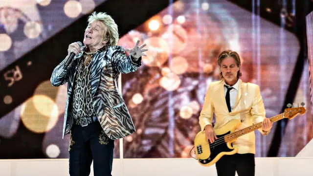 epa11400857 British singer Rod Stewart (L) performs on stage at the Royal Arena in Copenhagen, Denmark, 09 June 2024, during his One Last Time concert. EPA/Torben Christensen DENMARK OUT