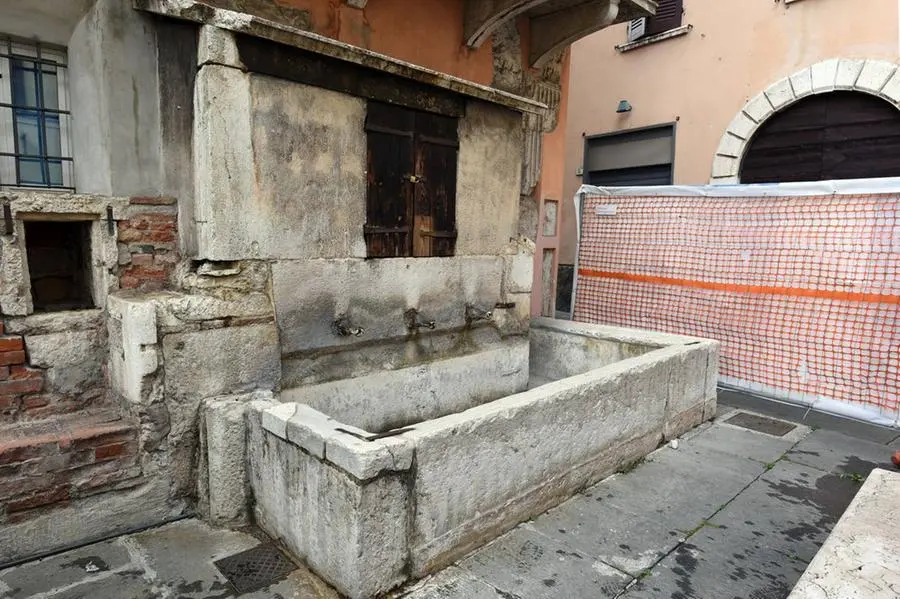 La fontana in piazzetta Giovanni Labus