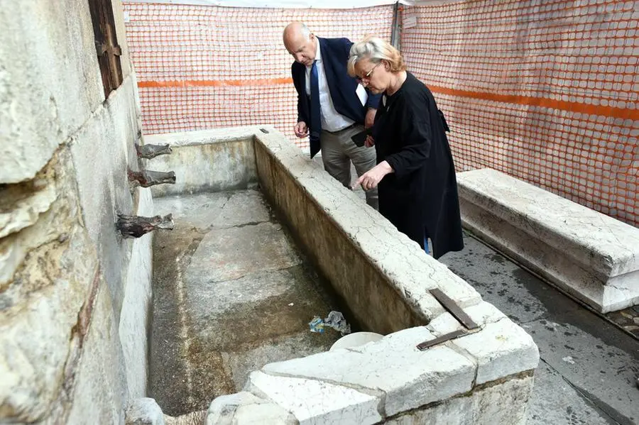 La fontana in piazzetta Giovanni Labus