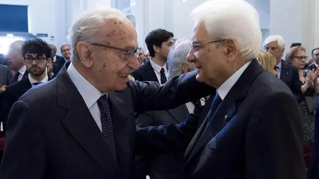 Il Presidente della Repubblica Sergio Mattarella saluta Virginio Rognoni, al termine della cerimonia celebrativa dei 450 anni della fondazione del Collegio Ghislieri, , Pavia, 13 giugno 2017. ANSA/ UFFICIO STAMPA/ QUIRINALE/ PAOLO GIANDOTTI +++ ANSA PROVIDES ACCESS TO THIS HANDOUT PHOTO TO BE USED SOLELY TO ILLUSTRATE NEWS REPORTING OR COMMENTARY ON THE FACTS OR EVENTS DEPICTED IN THIS IMAGE; NO ARCHIVING; NO LICENSING +++