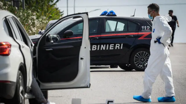 Inquirenti sul luogo dell’ omicidio a Succivo, nei pressi dello svincolo della superstrada. Caserta 15 Giugno 2024. ANSA /CESARE ABBATE