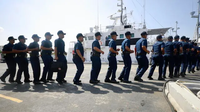 epa11354657 Philippine Coast Guard law enforcement personnel board a patrol ship during a send-off ceremony at a seaport in Manila, Philippines, 20 May 2024. The Philippine Coast Guard deployed additional troops in different Philippine territorial waters, including the disputed South China Sea. EPA/FRANCIS R. MALASIG