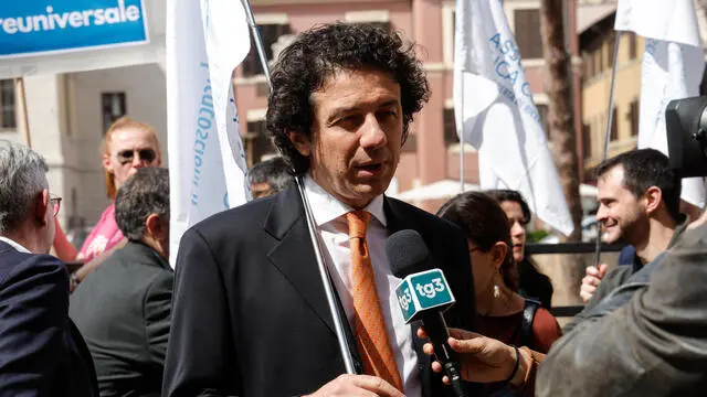 Marco Cappato a Largo Argentina durante il flash mob delle famiglie arcobaleno, Roma, 5 Aprile 2024. ANSA/GIUSEPPE LAMI
