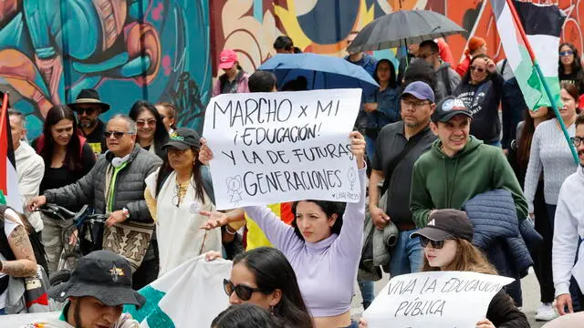 epa11418614 Teachers demonstrate to protest against the law proposal to reform the education in Bogota, Colombia, 17 June 2024. The new education project aims to amplify the public education from five to fifteen years old, according the Constitution, with three new grade levels in preschool and college education and modernizes the education system to align with international standards. EPA/MAURICIO DUENAS CASTANEDA