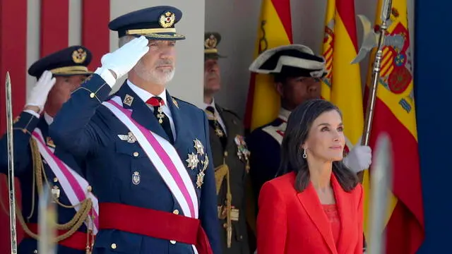 epa11368288 Spain's King Felipe VI (L) and Queen Letizia chair a parade on the occasion of Spain's Armed Forces Day in Oviedo, Asturias region, northern Spain, 25 May 2024. EPA/J.L.Cereijido