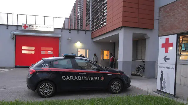 Carabinieri all’ospedale dove una ragazza si è suicidata dopo aver denunciato di aver subito violenza sessuale in un locale del pronto soccorso da parte di un altro paziente a Vizzolo Predabissi. 31 Maggio 2024. ANSA/ANDREA CANALI