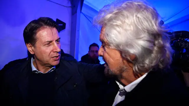 Beppe Grillo (D) con il presidente del Movimento 5 Stelle, Giuseppe Conte (S), durante l’evento IDIA, dentro l’intelligenza artificiale, organizzato dal Movimento 5 Stelle, Roma, 18 novembre 2023. ANSA/RICCARDO ANTIMIANI