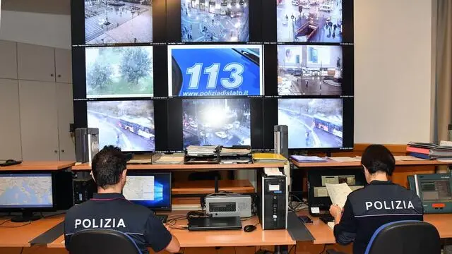 Agenti di Polizia al lavoro nella Sala Operativa della questura di Milano, 29 ottobre 2018.Entro febbraio 2019 arriveranno 279 nuovi agenti in tutta la Lombardia. Il governo ha così confermato il piano di rafforzamento adottato dal capo della Polizia. In particolare, da qui a febbraio arriveranno 69 poliziotti in più per la provincia di Milano (di cui 60 in questura). ANSA/DANIEL DAL ZENNARO