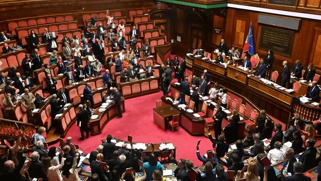Reazioni bipartisan con bandiere tricolori e costituzioni al termine del voto sul Premierato presso l’aula del Senato. Roma, 18 giugno 2024. ANSA/CLAUDIO PERI