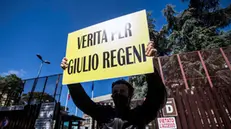 Un momento del presidio della Federazione Nazionale Stampa Italiana per udienza preliminare per avviare il processo a carico di 4 agenti della National Security Agency egiziana coinvolti nell'omicidio di Giulio Regeni presso il Tribunale di piazzale Clodio, Roma, 25 maggio 2021. ANSA/ANGELO CARCONI