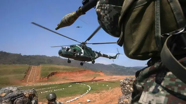 epaselect epa04873752 A helicopter of the Peruvian Armed Forces lands at Valle Esmeralda military base in Junin province, Peru, Peru, 05 August 2015. The Peruvian Armed Forces continues operations to fight against the remnants of the Shining Path rebel group. EPA/Ernesto Arias