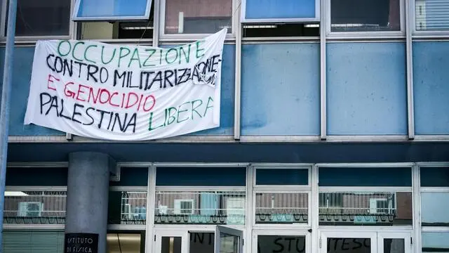 Striscioni per l'occupazione da circa un mese, da parte degli studenti Pro Palestina, della facoltà di fisica dell'università. Torino 10 giugno 2024 ANSA/TINO ROMANO
