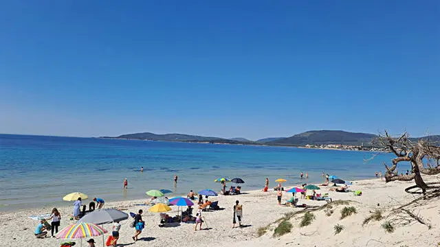 Prove d'estate in Sardegna: la spiaggia di Maria Pia ad Alghero, 14 aprile 2024. ANSA/ANDREA FRIGO