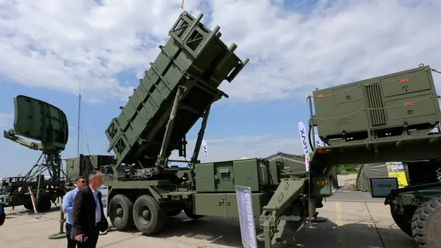 epa11361044 Visitors check US-made Patriot surface-to-air missile system during the first day of the Black Sea Defense & Aerospace Exhibition 2024 (BSDA'24) in Bucharest, Romania, 22 May 2024. More than 400 companies from the fields of defense, security and aerospace from 21 countries display products and equipment during the 9th edition of BSDA, one of the largest defense bi-annual exhibitions held in Eastern Europe. BSDA 24 is opened from May 22 until May 24, 2024. EPA/ROBERT GHEMENT