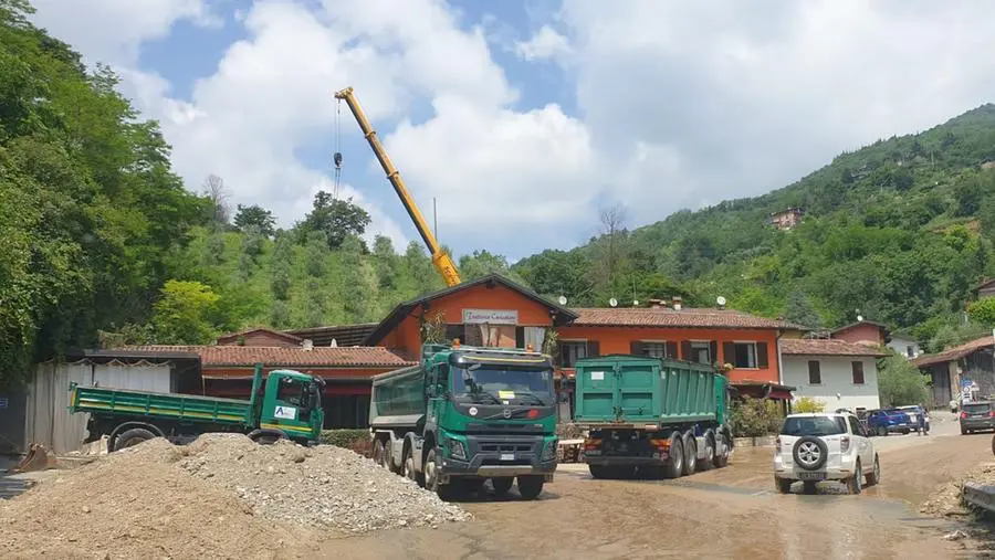 Camion e ruspe al lavoro Al Caricatore dopo il violento temporale del 9 giugno 2024