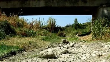 PALERMO 17.07.2002 - SICCITA': IL LETTO DEL FIUME SOSIO IN PROVINCIA DI AGRIGENTO