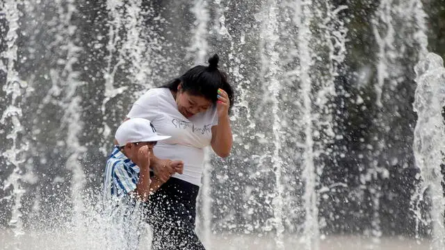 epa11287640 People cool off in a fountain on the esplanade of the Revolution Monument in Mexico City, Mexico, 18 April 2024. Authorities from the Institute of Atmospheric Sciences and Climate Change of the National Autonomous University of Mexico (UNAM) emphasized that the elderly and children are the population groups most vulnerable to rising temperatures, calling on people to take the necessary measures to prevent heat stroke. EPA/Isaac Esquivel