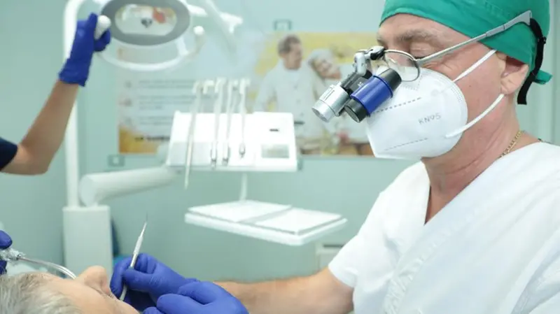 Il dottor Paoloantonio Cavellini impegnato in un intervento negli Studi Dentistici Mezzena