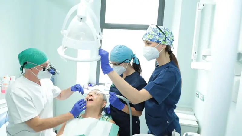 La terapia causale si prefigge di gestire i batteri che sono la principale causa dei danni dento-parodontali