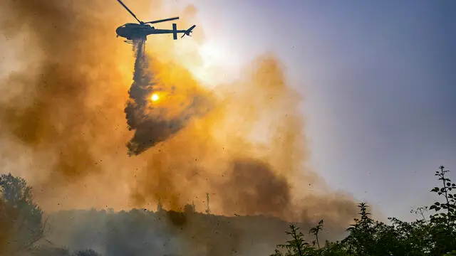 Vigili del fuoco e Protezione Civile al lavoro a Napoli anche con mezzi aerei per spegnere l'incendio che ha distrutto la vegetazione della collina dei Camaldoli insediando anche abitazioni sul versante del quartiere Soccavo 20 giugno 2024 ANSA / CIRO FUSCO ---- Firefighters and Civil Protection at work in Naples also with aerial vehicles to put out the fire that destroyed the vegetation of the Camaldoli hill, also settling homes on the side of the Soccavo district 20 June 2024 ANSA / CIRO FUSCO