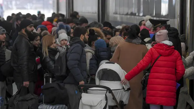 Folla di profughi, nella stazione di Chisinau capitale della Moldavia per raggiungere la Romania, Una delle tappe del lungo esodo, 8 marzo 2022. ANSA/CIRO FUSCO