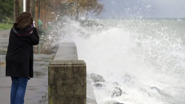 epa03035850 Big waves pound the lakeside promenade on the Lake of Geneva, in the Ouchy Harbour, in Lausanne, Switzerland, 16 December 2011. The Storm Joachim is expected to cause strong gusts of wind of up to 150 kilometres an hour in some mountain areas. EPA/LAURENT GILLIERON