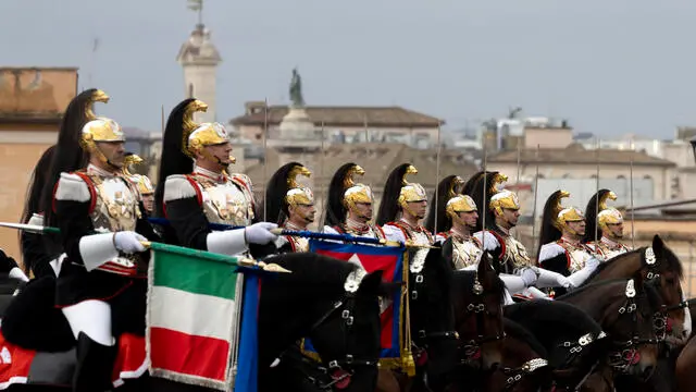 Festa del tricolore piazza del Quirinale cambio della guardia solenne con lo schieramento del reggimento corazzieri e della fanfara del IV reggimento. Roma 7 gennaio 2024 ANSA/MASSIMO PERCOSSI