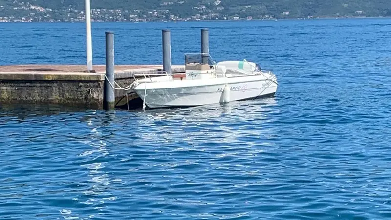 La barca sulla quale si trovava l'uomo - © www.giornaledibrescia.it