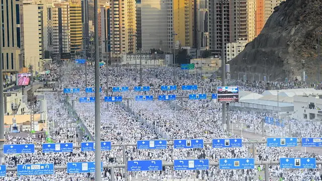 epa11414878 Muslim pilgrims attend the symbolic stoning of the devil ritual at the Jamarat Bridge during the Hajj pilgrimage near Mecca, Saudi Arabia, 16 June 2024. Hajj pilgrims took part in the 'stoning of the devil' ritual on the first day of Eid al-Adha during which they throw pebbles at three large pillars. Saudi authorities said that over 1.5 million pilgrims arrived in Saudi Arabia for this year's Hajj season. Muslims attending this year's Islamic Hajj pilgrimage will face the challenge of a significant rise in temperatures, which poses a threat to the health of pilgrims, according to the Ministry of Health statement, as the National Center for Meteorology (NCM) expected temperatures to range between 45 and 48 degrees Celsius at the holy sites. EPA/STRINGER