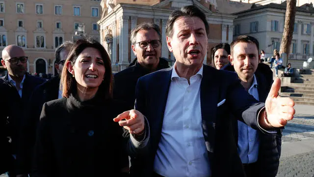 Virginua Raggi e Giuseppe Conte a piazza Venezia durante il sit-in di Legambiente contro l'inceneritore, Roma, 19 Aprile 2023. ANSA/GIUSEPPE LAMI