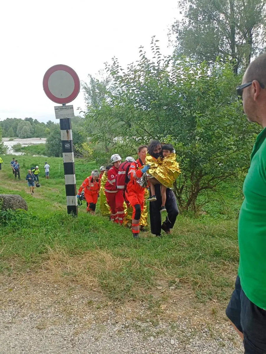 Tragedia sfiorata a Carpenedolo: ragazzi trascinati dalla corrente del Chiese e tratti in salvo dai soccorsi