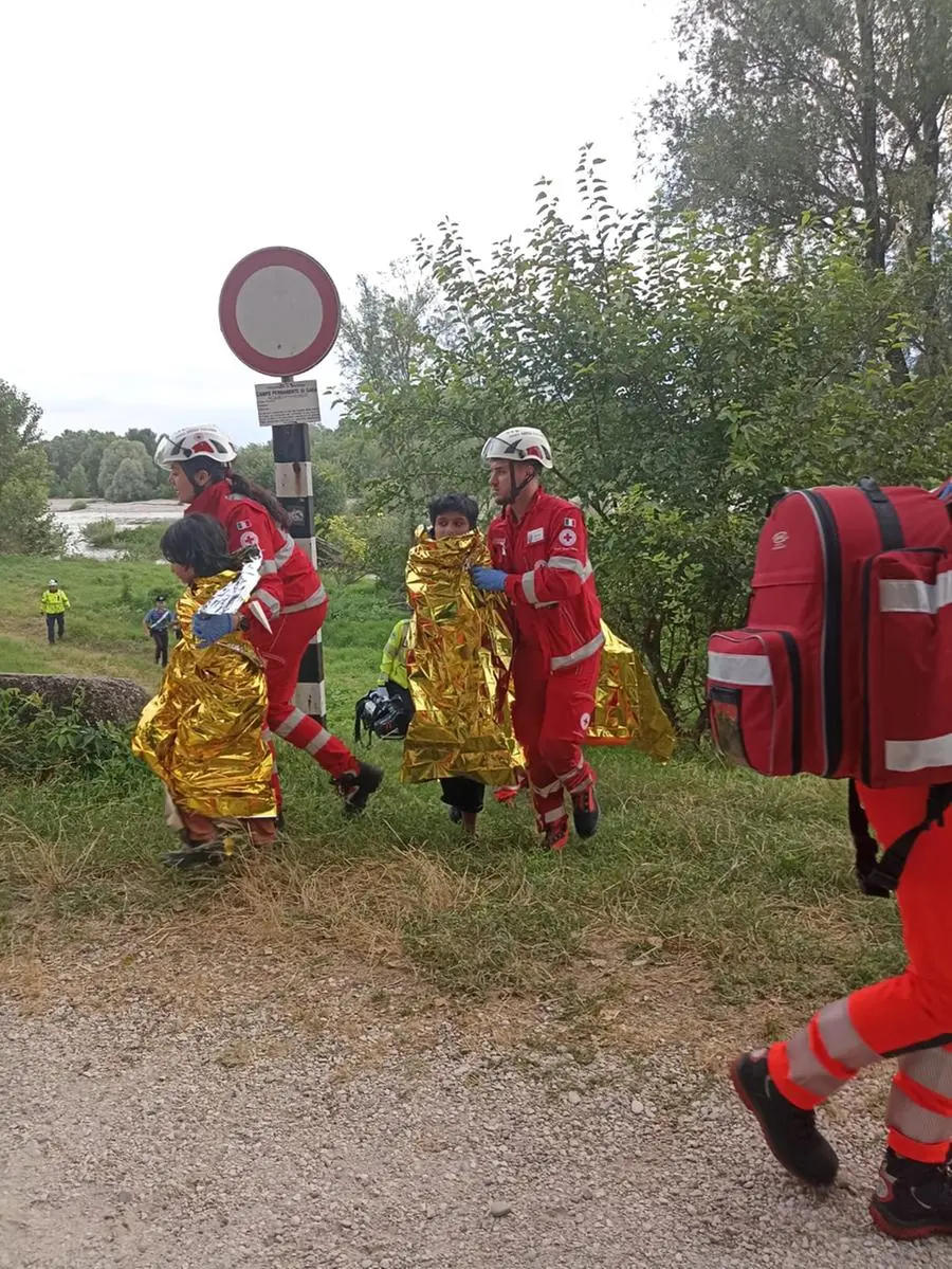 Tragedia sfiorata a Carpenedolo: ragazzi trascinati dalla corrente del Chiese e tratti in salvo dai soccorsi