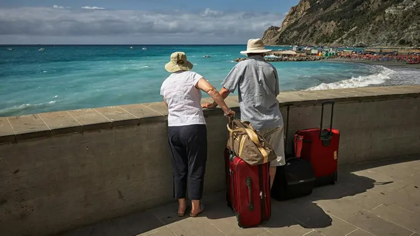 Una coppia di anziani al mare - Foto Unsplash