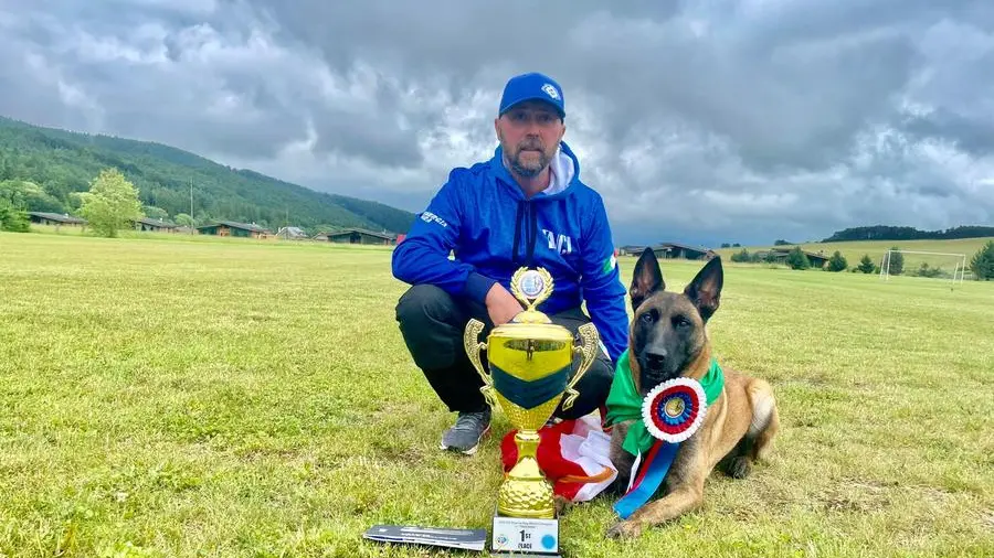 Campioni. Alessandro Golini con il suo pastore belga malinois, Iggy Pop