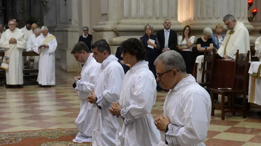La cerimonia di ordinazione presieduta dal vescovo Tremolada