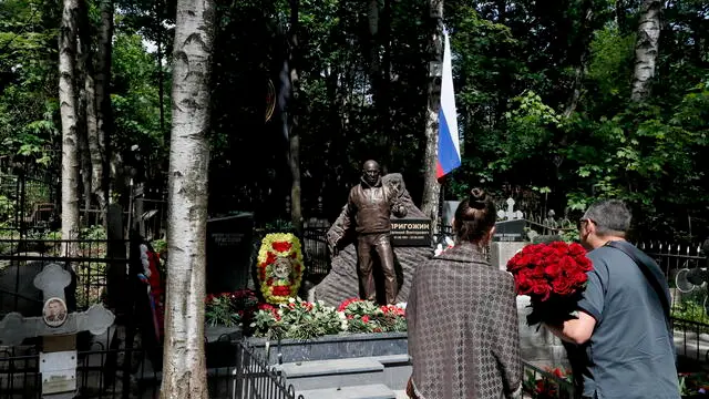epa11383567 A newly installed sculpture of Wagner PMC former leader Yevgeny Prigozhin, created by sculptor Yaroslav Barkov, stands at Prigozhinâ€™s grave on the occasion of his birth anniversary at the Porokhovskoye cemetery in St. Petersburg, Russia, 01 June 2024. Prigozhin died along with nine others in the crash of an aircraft in the Tver region of Russia on 23 August 2023. EPA/ANATOLY MALTSEV