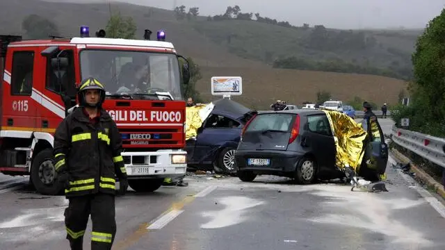 Incidente mortale strada statale Palermo Sciacca in località Altofonte (Palermo), cinque i morti. Palermo, 13 novembre 2013. ANSA/ FRANCO LANNINO